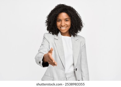 Mujer de negocios afroamericana joven feliz, empresaria profesional sonriente HR o gerente de banco que lleva el traje que mira la cámara que extiende la mano para el apretón de manos aislado en blanco. Concepto de contratación.