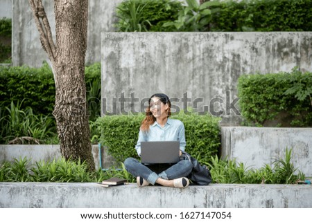 Similar – Junge Frau arbeitet im Freien mit Laptop in einem Stadtpark