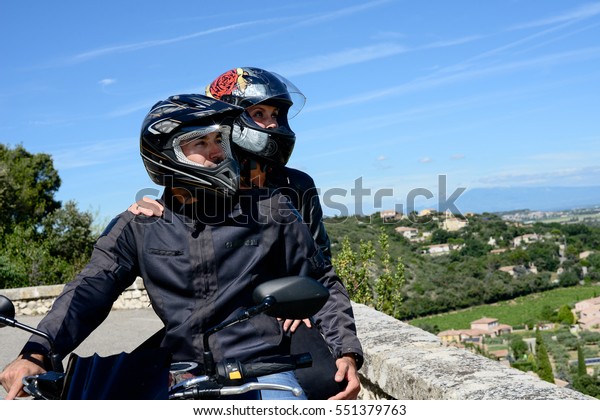 夏にバイクに乗る幸せな若いバイカーカップル の写真素材 今すぐ編集