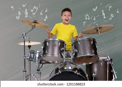 Tocando Bateria Imagenes Fotos De Stock Y Vectores Shutterstock