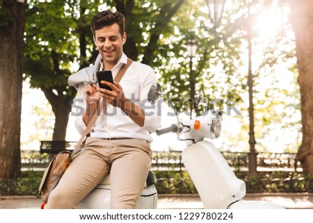 Similar – Foto Bild kaukasischer Mann, der in der Natur im Freien mobil telefoniert. sonniger Tag