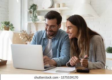 Happy junge Ehemann und Ehefrau, die einen Laptop benutzen und online die Zahlungsabrechnungen auf dem Bildschirm betrachten, berechnen Hypothekenzahlung auf Website-Planungshaushalt diskutieren Finanzen am Tisch sitzen