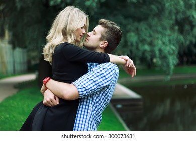 87,086 Young Couple Kissing In The Park Images, Stock Photos & Vectors ...