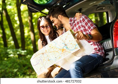 20,326 Couple Looking A Map Images, Stock Photos & Vectors | Shutterstock