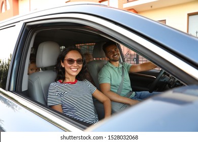 女友達と車を運転するサングラスをかけた笑う若い女性 開いた窓からプロフィールビューを接写写真素材 Shutterstock