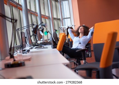 fröhliche junge Geschäftsfrau im modernen Büro