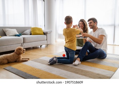 Família jovem feliz se divertindo juntos em casa. Conceito de infância feliz