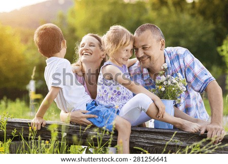 Similar – Foto Bild Familie verbringt Zeit zusammen auf einer Wiese