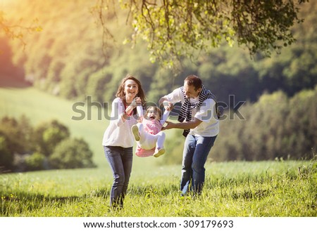 Similar – Foto Bild Familie verbringt Zeit zusammen auf einer Wiese