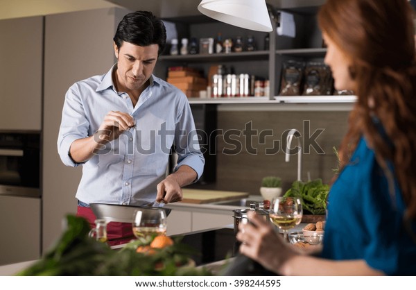 Feliz Esposo Joven Cocinando Comida Para Esposa Joven Ayudando A Las Mujeres En Las Tareas De 