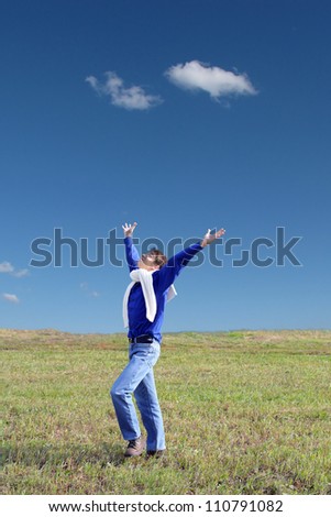 Junge Frau genießt den Tag auf einem Feld mit Grünflächen.