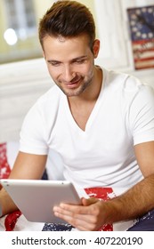 Un joven feliz usando