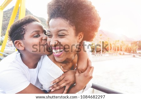 Similar – Foto Bild Der glückliche Bruder und seine beiden Schwestern sitzen zur Tageszeit im Auto. Kinder haben Spaß im Freien. Das Konzept der Familie ist reisefertig.