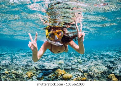 Feliz joven nadando bajo el agua en el mar tropical. Snorkeling en el océano Índico