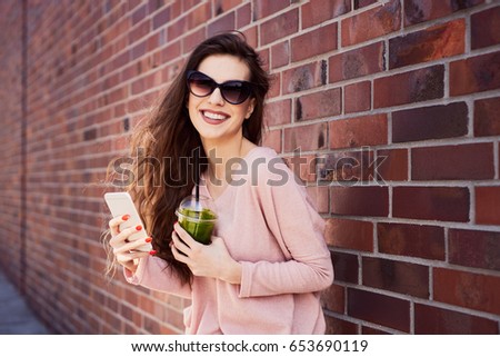 Similar – Frau mit Sonnenbrille, die im Freien grünen Gemüse-Smoothie trinkt.