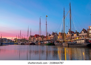 Hafen von Harlingen in Friesland, Niederlande bei Sonnenuntergang