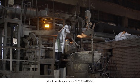 Hard Work In A Foundry. Metal Smelting Furnace In Steel Mill. Molten Metal Pouring, Metallurgy, Steel Casting Foundry. Steel Manufacturing. Casting Shop For Gassified Models.