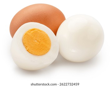 Huevos de pollo duros y la mitad de huevo con yema dura amarilla sobre fondo blanco. El archivo contiene la ruta de recorte.