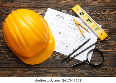 Hardhat, Plan de la casa y herramientas de construcción sobre fondo de madera