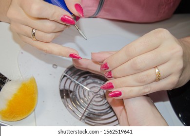 hardware manicure, in the process of processing the cuticle of the nail