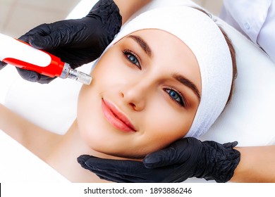 Hardware-Mesotherapie für das Gesicht. Foto von Dermapen-Apparaten. Verfahren der Kosmetologie.