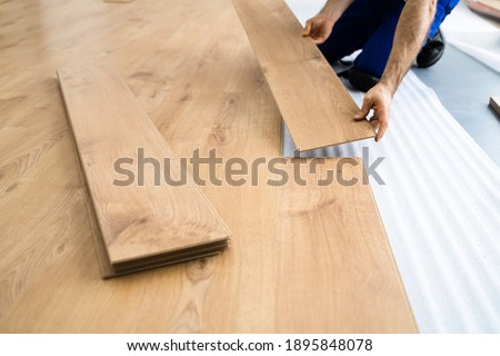 Hardwood Floor Renovation. Construction Worker Doing New Laminate Installation Foto stock © 