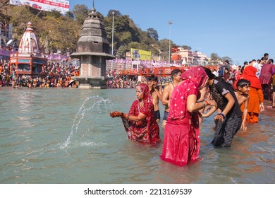 HARIDWAR, UTTARAKHAND, INDIA - JANUARY 14 2010: Indian Family Splashing Water With Holy Bath In Ganges River, Har-Ke-Pauri Ghat, Khumb Mela Festival, Makar Sankranti Celebration