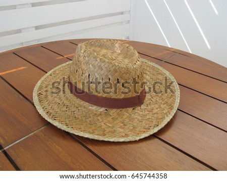 Hat on tabke