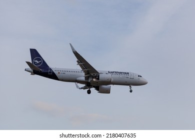 Hatton, Feltham TW14 0PZ, UK  July 6th 2022  A Lufthansa Airbus A320 Neo In Flight, Coming In To Land With Landing Gear Down. Side Angle