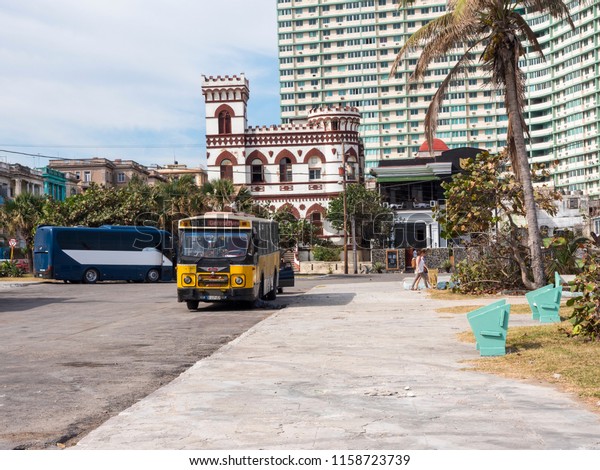 HAVANA, CUBA - AUGUST 17, 2016. Old yellow school\
bus on the streets of\
Habana.