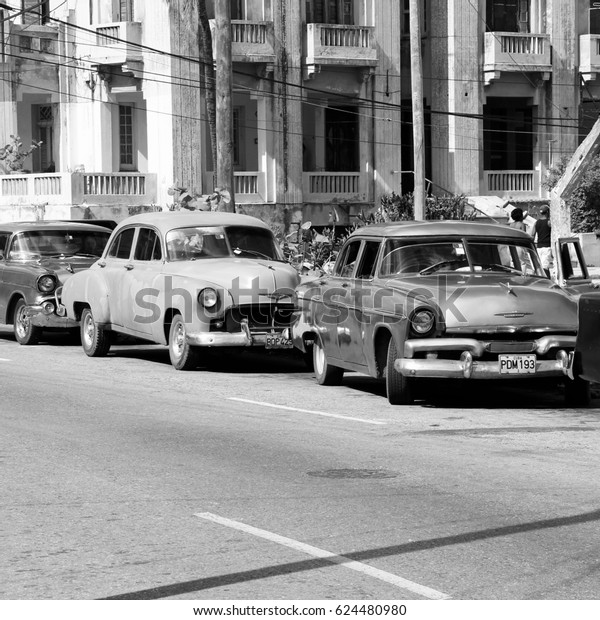 HAVANA, CUBA -\
FEBRUARY 24, 2011: Classic American cars in the street in Havana,\
Cuba. Cuba has one of lowest vehicle per capita rates in the world\
(38 per 1000 citizens in\
2008).