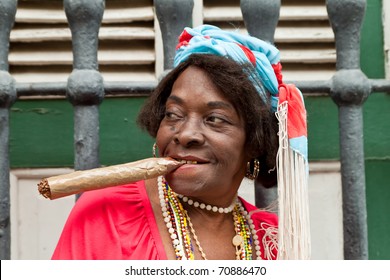 Havanafebruary 10wrinkled Old Lady Huge Cigar Foto Stock 70886470 ...