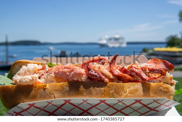 Having fresh Maine\
lobster roll outdoor