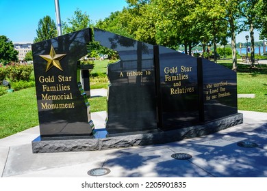 Havre De Grace, MD, USA – August 13, 2022: A  Gold Star Family Memorial Along The Edge Of The Chesapeake Bay Shore At Concord Point Park.