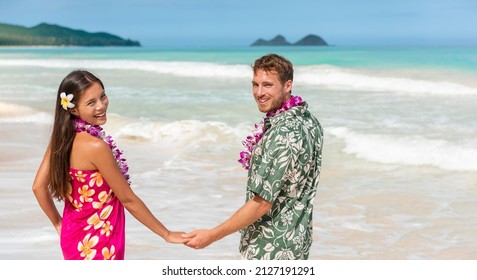 Hawaii Couple In Hawaiian Shirt And Lei Flowers Dress Woman Walking On Beach For Wedding Honeymoon Banner Panoramic. Happy Asian Girl And Man Lovers Holding Hands On Travel Vacation.