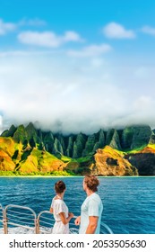 Hawaii Cruise Na Pali Coast Travel Destination, Kauai, USA. Nature Coast Landscape Scenic Cruise. Couple Watching Famous Travel Destination On Boat Deck. Summer Travel Vacation And Woman Tourists.