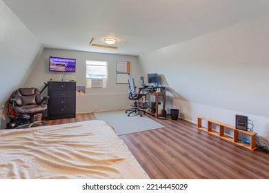 Hawthorne, Florida USA - October 25, 2022: Large Loft Area Bedroom With A Window Unit Air Conditioner And A Desk To Work From Home