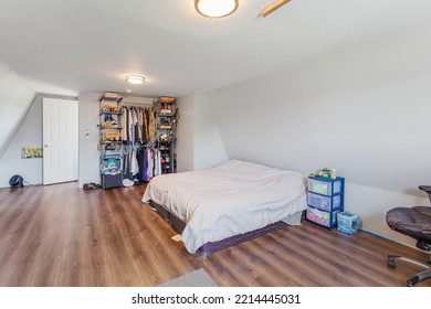 Hawthorne, Florida USA - October 25, 2022: Large Loft Area Bedroom With A Window Unit Air Conditioner And A Desk To Work From Home