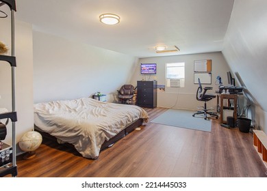 Hawthorne, Florida USA - October 25, 2022: Large Loft Area Bedroom With A Window Unit Air Conditioner And A Desk To Work From Home