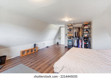 Hawthorne, Florida USA - October 25, 2022: Large Loft Area Bedroom With A Window Unit Air Conditioner And A Desk To Work From Home