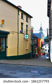 Hay-on-Wye, Powys Wales UK - 11.13.2020: A Street View Of Some Of The Ancient Buildings Around The Town Centre.This Narrow Street Is Known As The Pavement Looking Down Towards The Clock Tower.