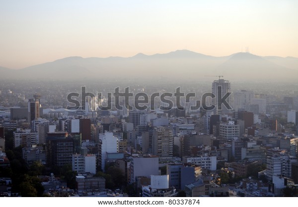 夜明けにメキシコシティのハジーな高層ビル群 スモッグ の写真素材 今すぐ編集