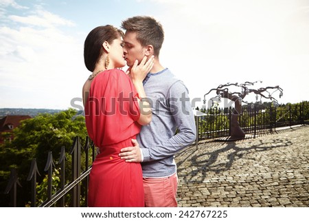He kiss his girl