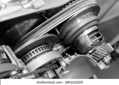 Leiter der Reparatur eines Automotors.  Moderne Autoersatzteile, schwarz-weißes Bild 