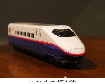 Head Fast Train Miniature Aerodynamic Shaped