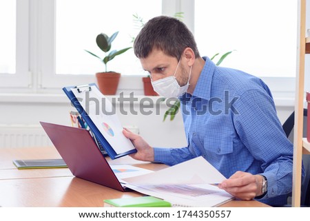 the head looks at the laptop in surprise and examines the information