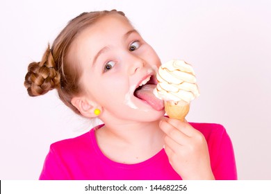 Ein Kopfporträt eines schönen, lächelnden, kaukasischen Mädchens, das ein köstliches weißes Vanilleeis isst