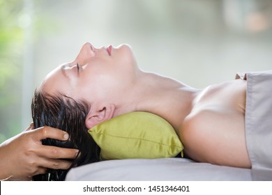 Head Scalp Massage In The Spa Salon.Shirodhara, An Ayurvedic Healing Technique. Young Woman Receiving A Luxurious Oil Massage Treatment, Relaxing Rejuvenation Pampering Therapy At The Resort Spa.