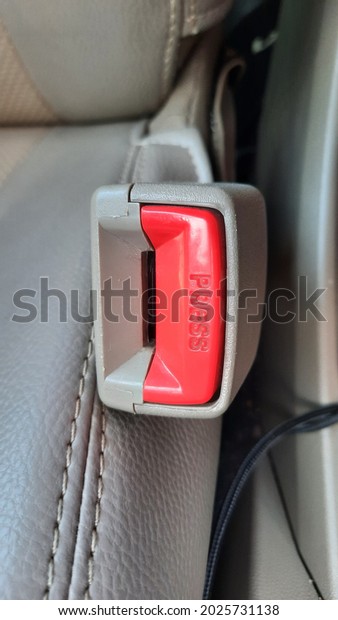 head seat belt on\
the car for driver safety