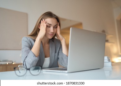 Kopfschuss erschöpfte junge Frau, die eine Brille abnimmt, leidet unter einer Belastung der Augen durch Computerüberlastung. Müde ungesunde Jahrtausende gemischte Rasse Dame mit schmerzhaften Gefühlen. 
